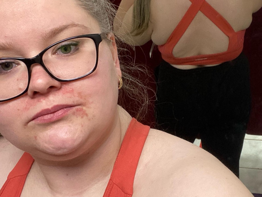 Отличный топ на большую грудь ! Держит не сильно , но мне на ежедневную носку под футболку достаточно , ткань приятная , есть вкладыши и их можно убрать , немного по бокам в процессе носки грудь виднеется , но выкупила все равно: за 950 рублей спортивный топ Адидас  - это стоит того !!! 