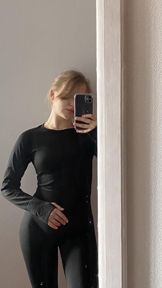 Костюм классный, но немного свободный в рукавах, а так материал плотный, приятен к телу)