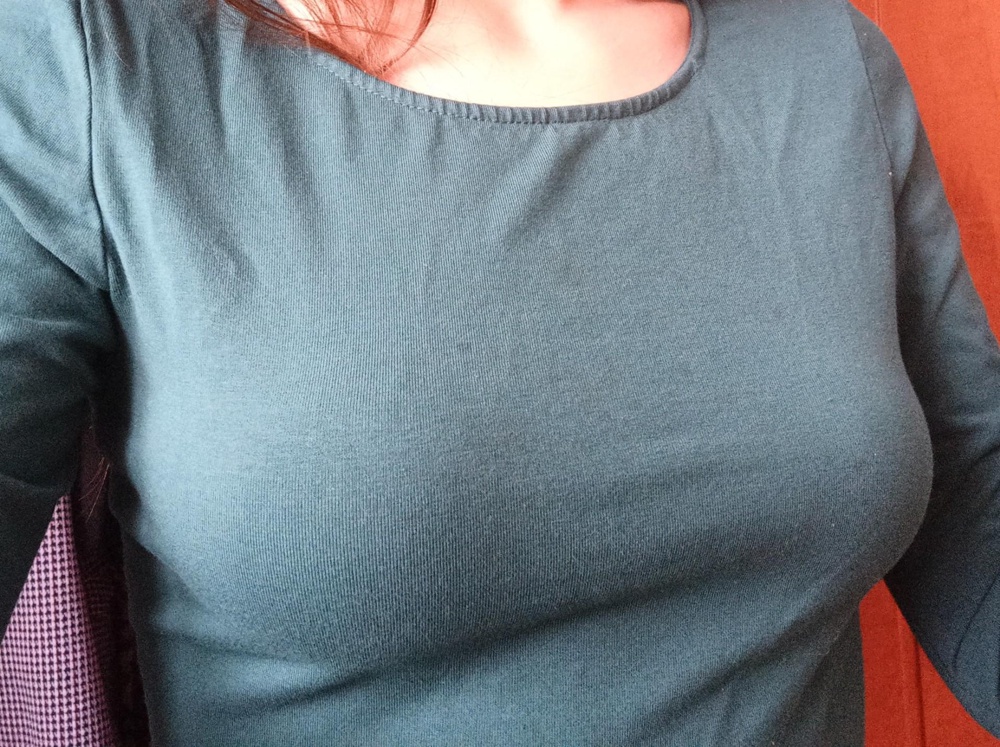 Хорошие, незаметные, практически не отклеиваются. Хотя возможно будут в очень жаркие дни.