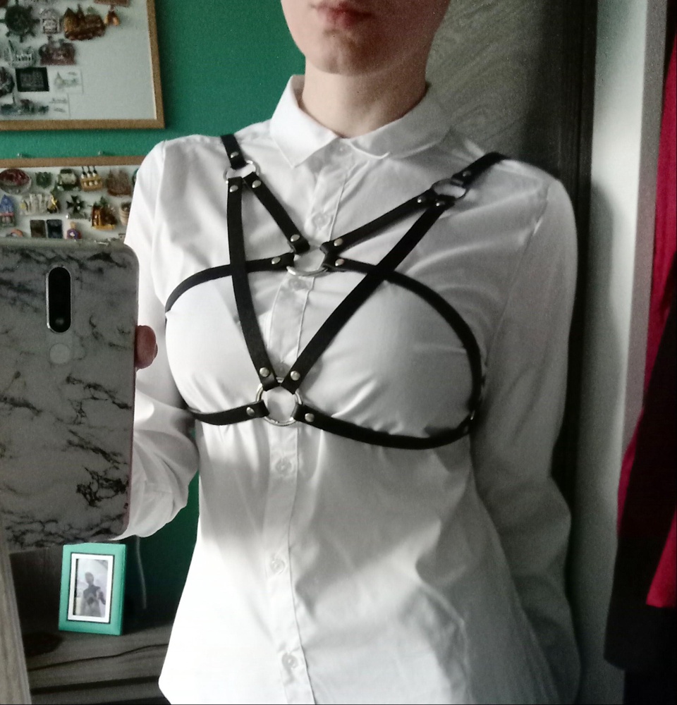 Крутая, качественная, из натуральной кожи. Размерной сетке можно верить, всё точно. Выглядит очень сексуально!