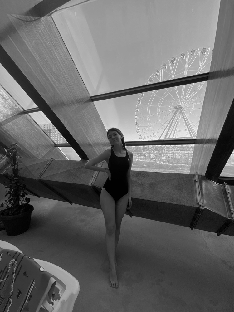 Купальник пришёл раньше на день запланированной доставки. Качество хорошее, бирки все на месте были, защитная наклейка тоже. Без подкладок, но грудь выглядит аккуратно и ничего «запретного» не видно. Размер подошёл идеально 🙂