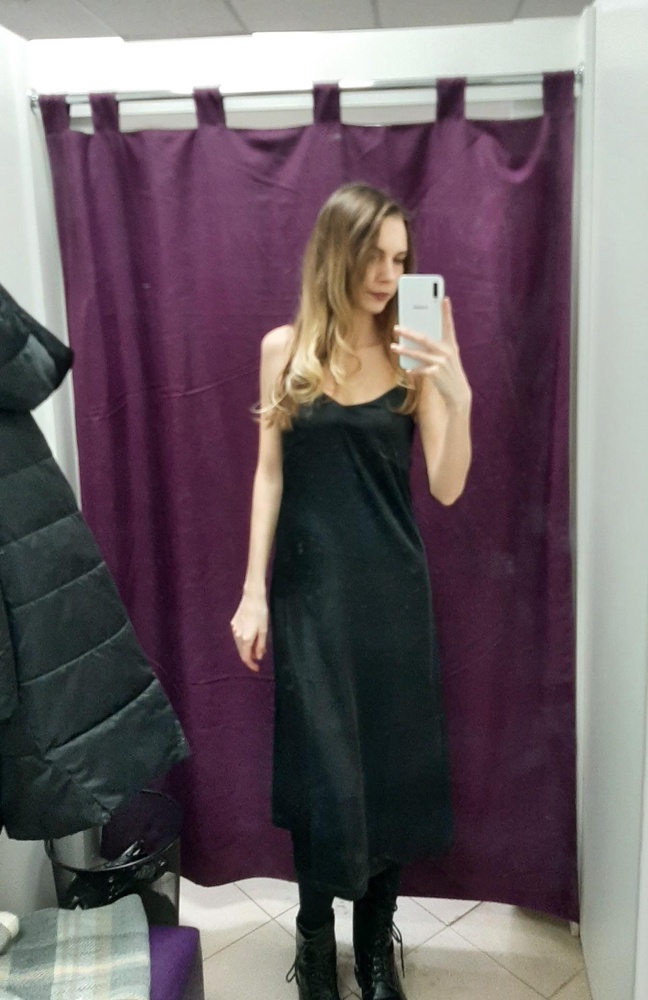 Качество хорошее, нет дешёвого блеска. Подойдёт на очень худенькую девушку. Мои параметры: ОбГ - 74, ОбТ - 60, ОбБ - 87. В груди вплотную сидит, на груди большего размера будет мало.