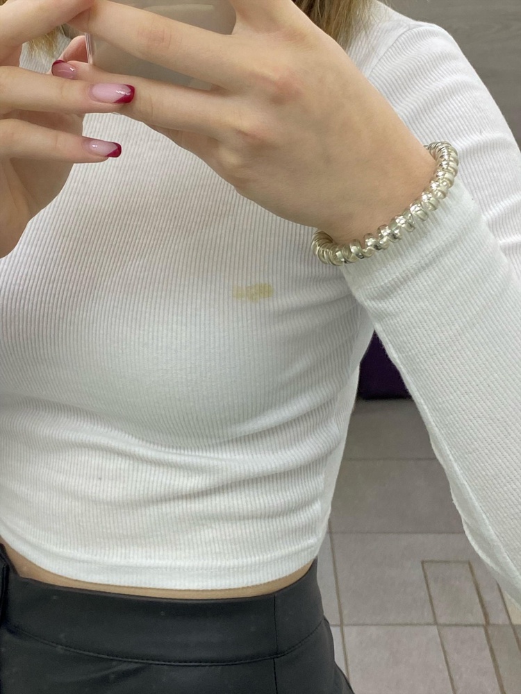 водолазка пришла ужасная,в каких то жёлтых пятнах и сидит тоже ужасно 