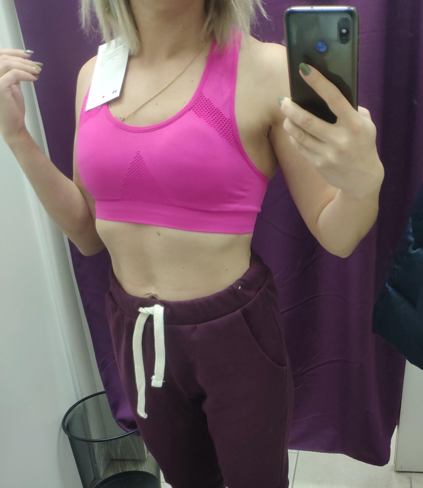 Очень классный. Идёт в размер. Мягкий, приятный, не тянет. Есть чашки не сильно плотные, но и не тонкие, их не заметно визуально. Когда надела, даже не захотелось снимать. Девочки, вам понравится! Цвет яркий, насыщенный, как на фото.