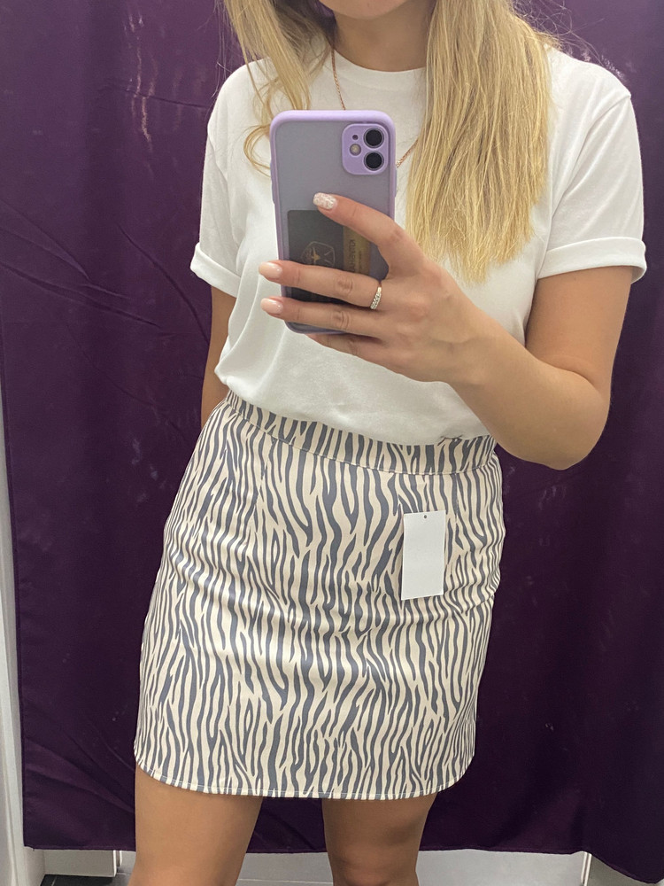 Хорошая юбка,размер подошёл(от 78,об 95).Подклад в виде шорт на любителя,мне показалось это неудобным.