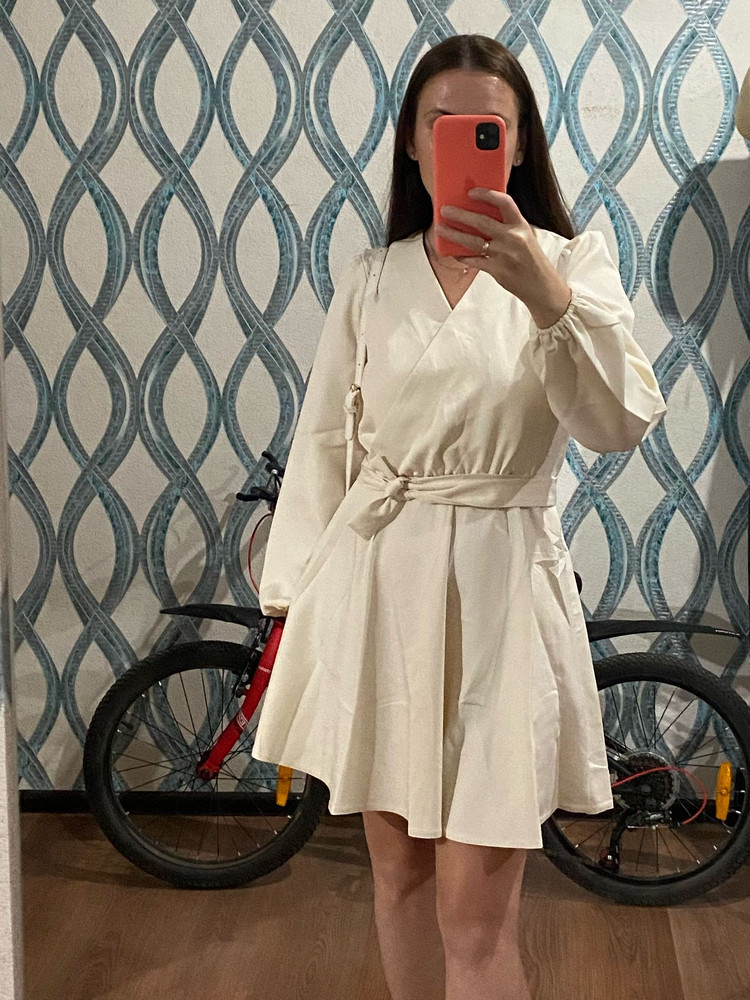 Платье мне понравилось. Брала размер s на свой 42 размер, можно было даже просторнее взять. Запах не раскрывается, ничего подкалывать не нужно, линия талии немного выше, чем хотелось бы, но не критично. На рост 160 см длина на ладонь выше от колена. Сняла звезду за не стыковку состава материала