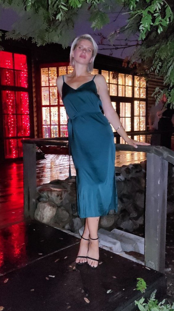 Очень сексуальное и женственное платье. В нем вы не останетесь незамеченной!
Обратите внимание,  что платье сшито из очень тонкой,  практически невесомой ткани,  но не просвечивает.  Лямки регулируются.