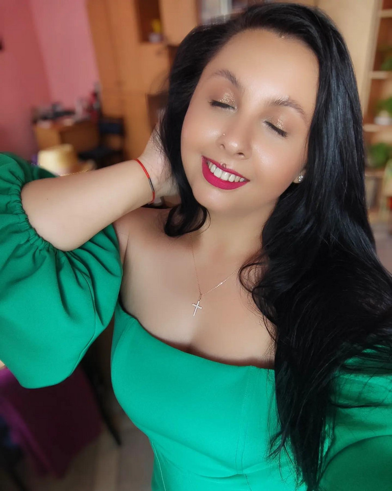 Платье прекрасное, объемные рукава, красивое декольте. Подчеркивает все достоинства и скрывает маленькие недостатки