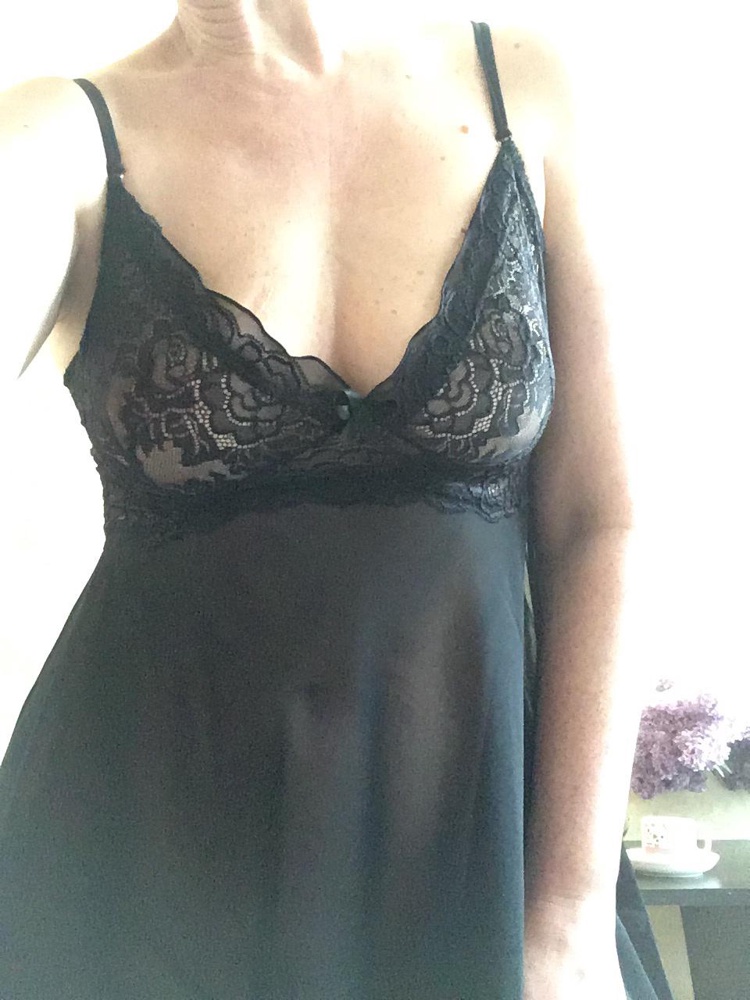 Товар выше всяких похвал. Ношу М, заказала L. Все село замечательно. На ощупь приятно, выглядит секси.