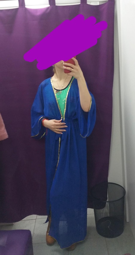 Реальный цвет совпадает с цветом на фото. Пайетки в некоторых местах пришиты немного неровно, где-то торчат нитки, но за эту стоимость на маленькие недочёты можно закрыть глаза. Мой рост 162, параметры 88-60-90, мне понравилось, как она сидит на фигуре, как раз хотела свободную тунику.