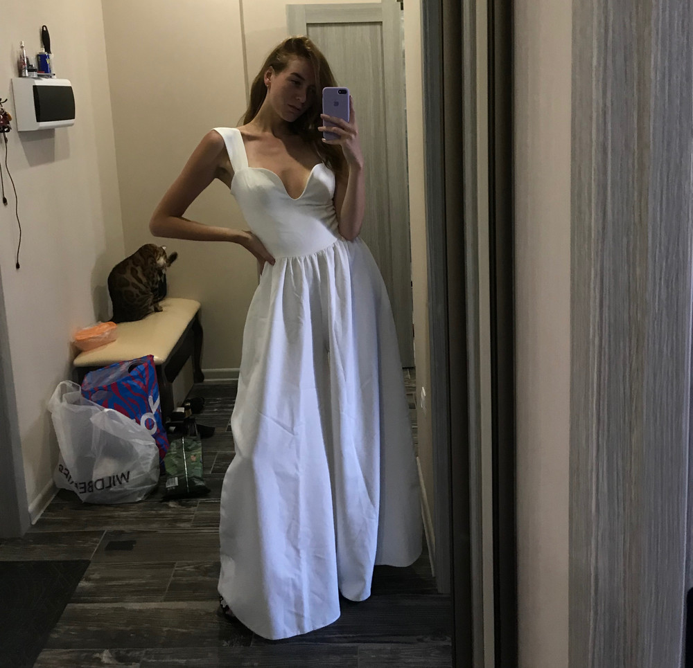 Девочкиии, я в восторге. Это лучший комбинезон. На фигуре сидит идеально, ткань плотная. Все пришло аккуратно запакованное. 
Советую,брать однозначно. 
🌹🌹🌹