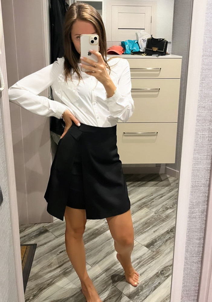 Интересная модель юбки, сшита качественно, строчки ровные, нитки не торчат. Если широкие бёдра, как у меня, то юбку снимать и надевать лучше через верх. Покупкой очень довольна, рекомендую. 