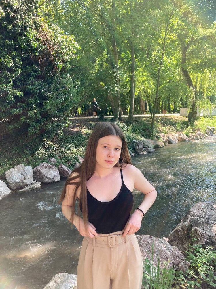 Отличный и универсальный топ , покупкой довольна )))😋🛍Пришёл быстро , без каких-либо дефектов , на рост 162 выглядит как укороченная майка , резинка не давит , на спине есть вырез . 