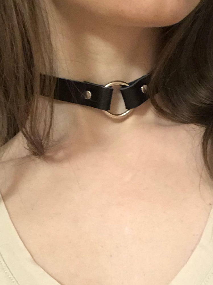 Очень качественный аксессуар. Отлично сидит и смотрится добротно. Пришёл с красивым пакетиком. 