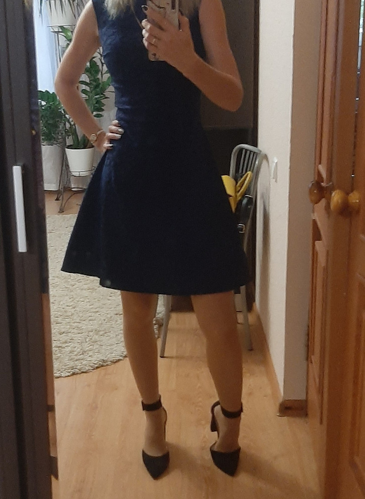 Туфли очень понравились. Действительно удобные, мягкие, устойчивые, каблук не чувствуется. У меня очень узкая нога, сложно найти туфли, плюс без хлястика вообще туфли не могу носить. Эти  сели отлично, за счёт того что ремешок двигается его можно сдвинуть и косточку не давит вообще. Проходила на работе целый день,  ненадавли, ненатерли. На узкую ногу почти  25,5  взяла 38 и подошли идеально. Пришли  не идеально упакованы, скорее всего мерил уже кто-то, но состояние отличное, в коробке была и ложка и тряпошный пакет под туфли.