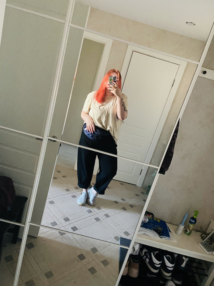 Джинсы супер! На себя брала 40 но можно было смело брать на размер на два поменьше, без ремня спадают😅