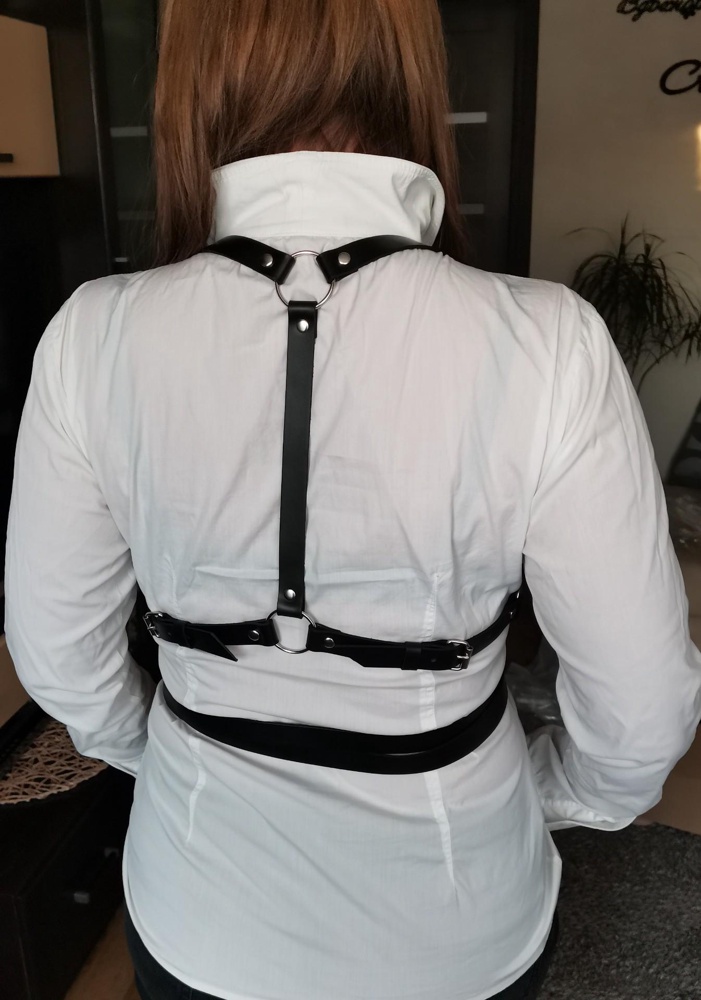 На ОГ92 ОТ80 размер подошёл. Смотрится стильно. На этикетке написано натуральная кожа, но вряд ли...