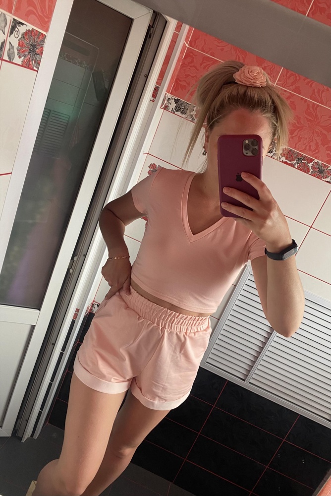 Костюм не плохой, немного плотноват, но не критично. На свои параметры 89 70 96 заказала xs сидит хорошо, топ не давит