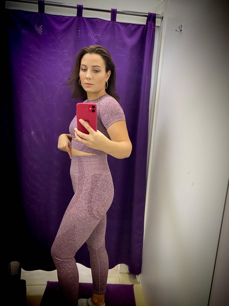 Топ маломерит на размер.  Качество очень хорошее Одеть можно, но на тренировке будет стягивать. Легинсы этого поставщика классные. Жаль, что не получилось комплекта. Упаковано хорошо. Доставка быстрая.На моей страничке в Инстаграмм @alishafunblog множество обзоров товаров с WB.Люблю этот магазин.