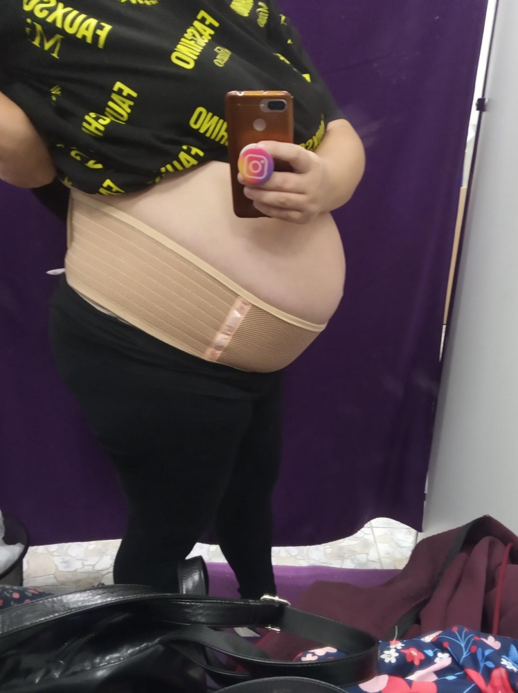 Хороший ,эластичный ,под одеждой не видно ,на большой достаточно живот,хорошо подошёл