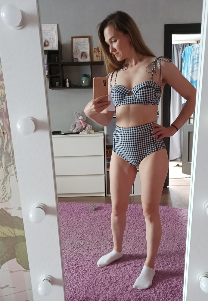 Шикарный купальник, очень мне понравилась модель. Сидит великолепно. Трусики все подтянули. Грудь нулевая благодаря этому лифу "выросла"😂😂😂.
Лямочки выскакивают правда , я их пришила, никуда теперь не денутся. А купальник моя ❤️❤️❤️ Спасибо.