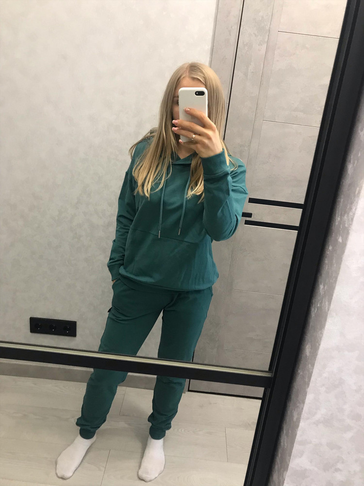 Костюм отличный, на параметры ОГ85, ОТ65, ОБ85, рост 160 сел хорошо , единственное брюки немного длинные, но за счёт того что они на резинке длина не критична, после стирки не сел, не полинял, в общем довольна 👍