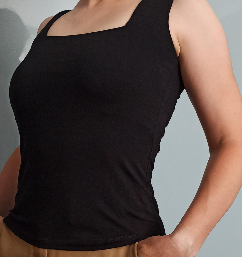 топ классный, сел по размеру, в обтяжку. На параметра ОГ-88,ОТ-74 взяла размер s. Выглядит отлично. Буду заказывать в других расцветках.