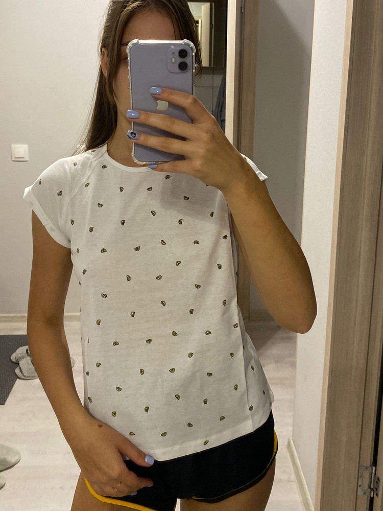 Абсолютно новая футболка, пришла аккуратно сложенная. Чистый хлопок, легкая, на рост 170, от 62 села так. Возьму еще