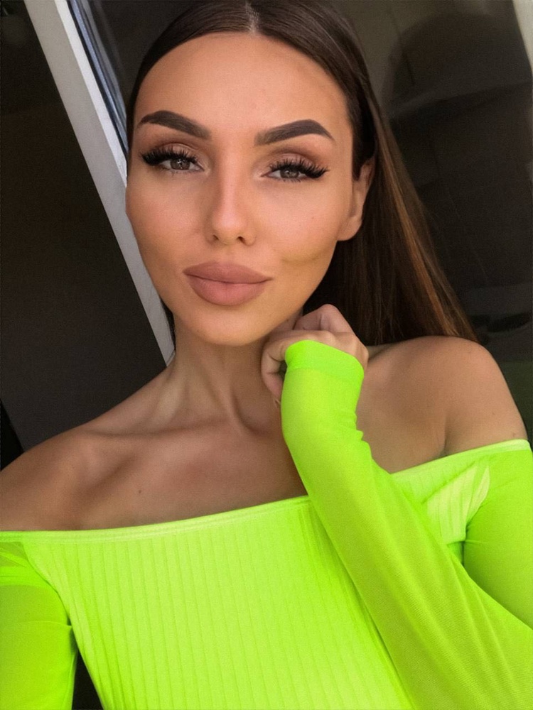 Я в восторге от яркости)заказала два цвета...размер соответствует 