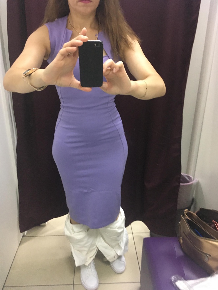 Очень красивый цвет лиловый. Качество хорошее, но на мой взгляд маломерит. Сильно обтянуло на ОБ 98, ОТ 69, размер 44. Буду заказывать 46.