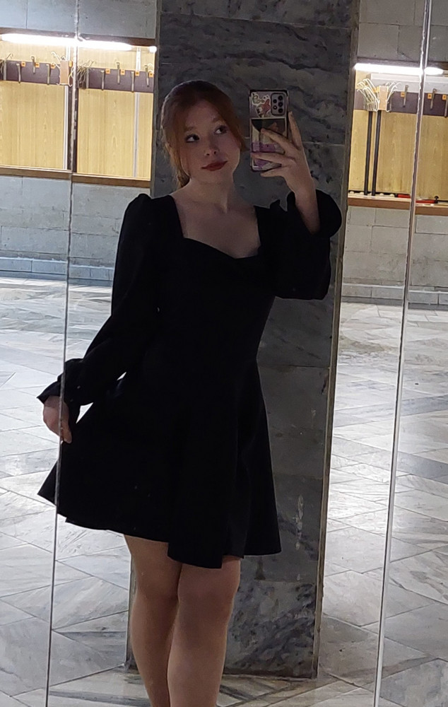 По качеству нормально, выглядит красиво. Единственный минус: мне велик в груди, когда садишься оно висит и всё видно собственно, не особо удобно.