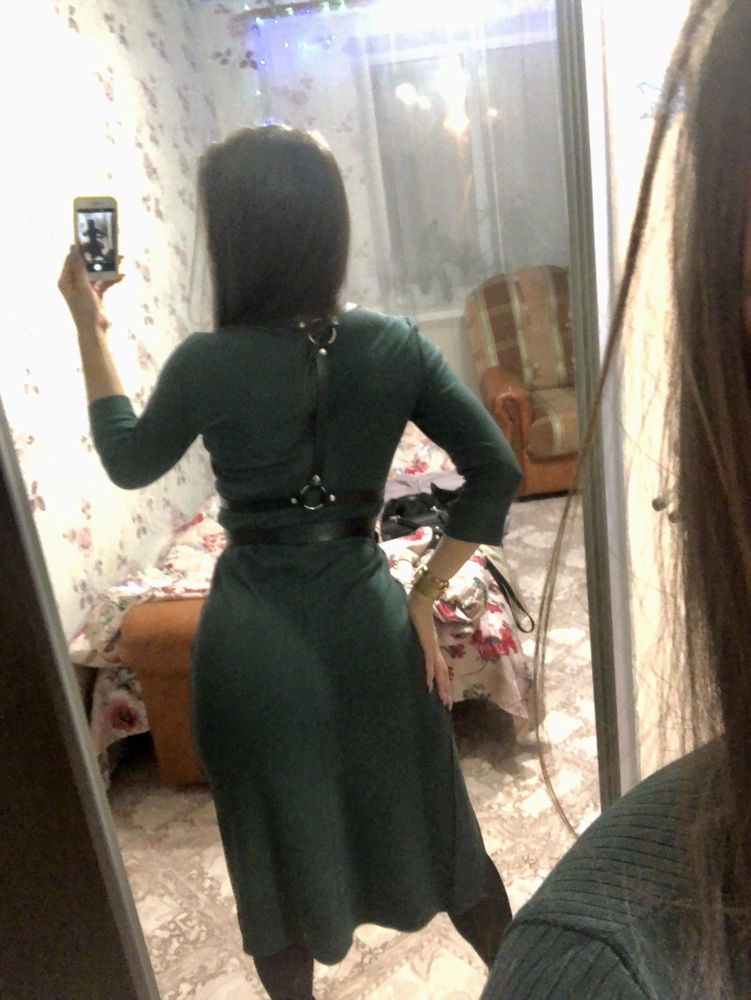 Из трёх моделей выбрала эту - показалась самой интересной и не вульгарной💕 100%кожа в описании и на бирке. Размер xs на 42 хорошо, даже с запасом. 