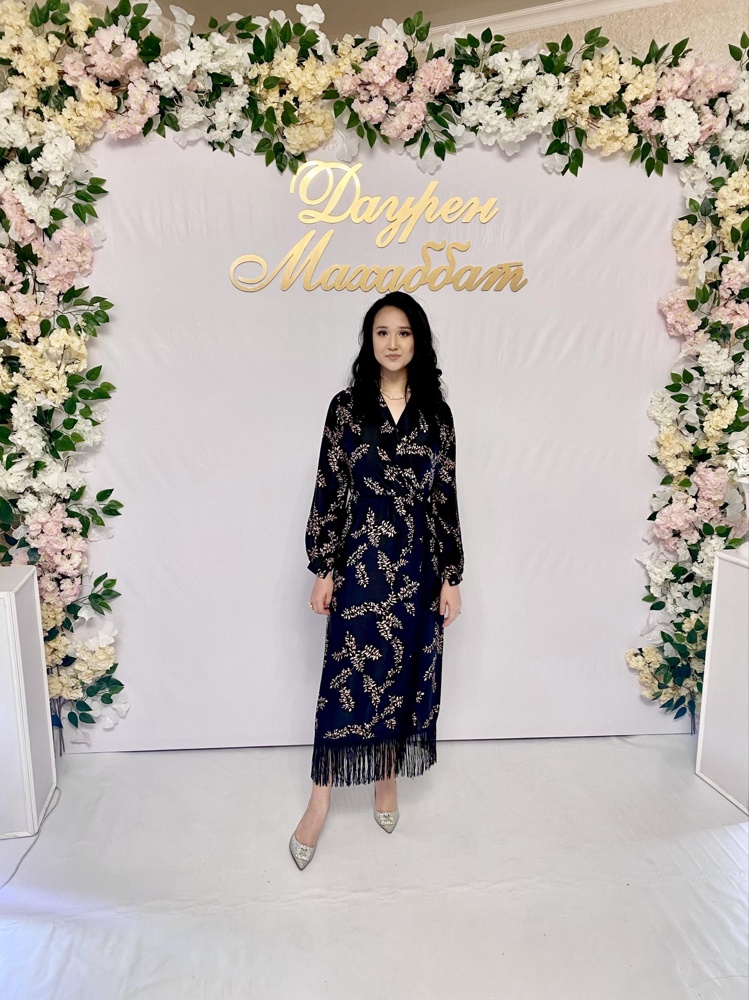 Отличное платье! Соответствует размеру! Приковывает взгляды. Выглядит дорого!ткань очень приятная. Не жалею потраченных денег. Получила очень много комплиментов!