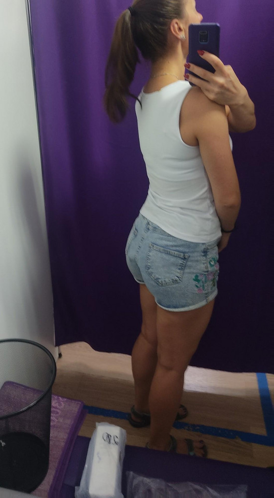 Размер 48 на рост 175, ог 94 сел неплохо, но коротковата. По ощущениям, в составе эластана прям не хватает, чисто хб будто. Цвет и правда не чисто белый, а сероватый какой-то, грязноватый. Думала вернуть, но возврат платный, оставила. Ну ладно, и такая на лето сойдёт, хотя вряд ли прослужит долго. Хотя по моему мнению, цена завышена, в магазине за 750 бы такую не взяла.