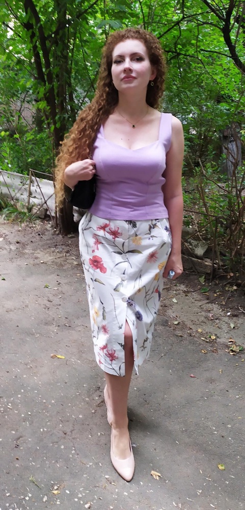 Топ очень понравился, не смотря на то , что сборит там, где молния. В любом случае  приталенные вещи , в большей или меньшей степени , будут давать складки, идеально все равно не будет, только на манекене. Приятный трикотаж, нежный сиреневый цвет, такой же , как и на фото от магазина. Заказала ещё белого и черного цвета! Соответствует размеру , всегда беру 46р. и тут L соответствует46р.- это указано в карточке товара.🌷🌷🌷