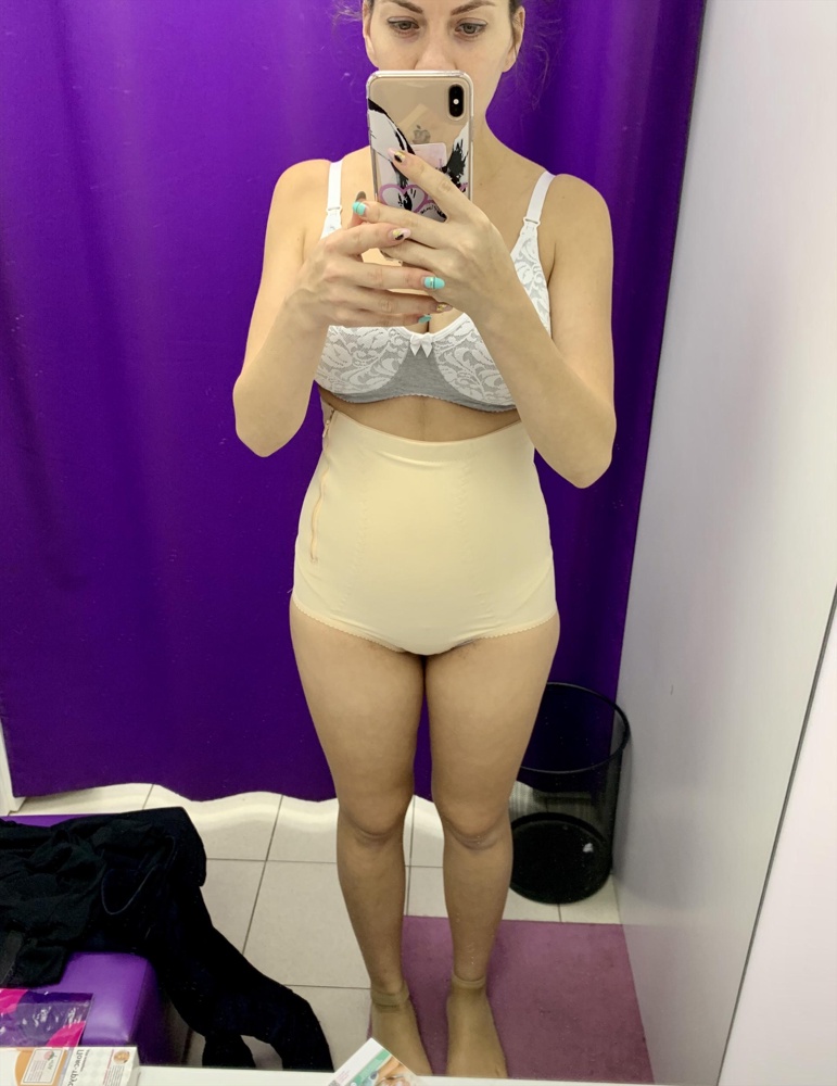 Очень хороший бандаж, прочный материал, косточки на спине, хорошая утяжка, при этом он не мешает двигаться и дышать, после родов самое то, позже можно будет взять белье с более сильной утяжкой(просто сразу после родов, когда ещё вся боль не прошла, вам не захочется чувствовать лишний дискомфорт, поддерживает и ладно). Для меня выбор пал на этот бандаж ещё и из за отсутствия застежки внизу, как у дородового бандажа, лично мне она вызывала дискомфорт.