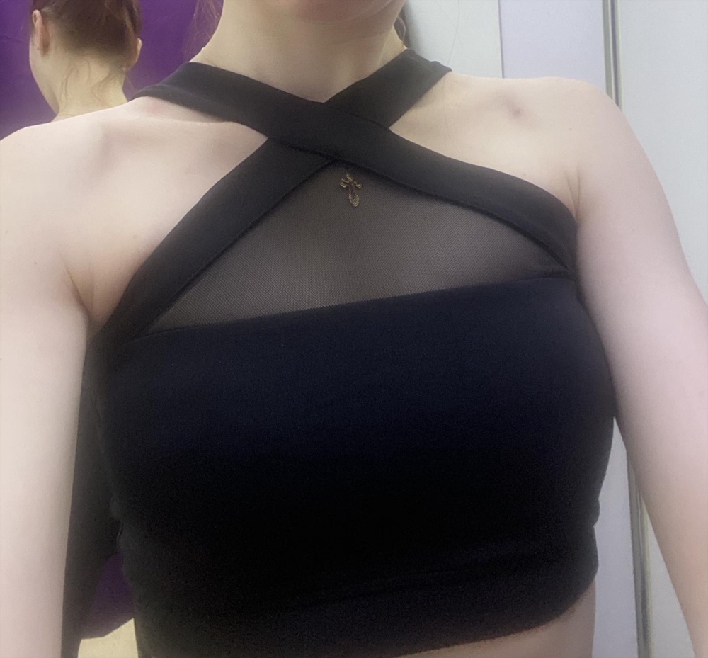 Я в восторге от топа! Очень красивый и необычный. Сел идеально. В нем есть чашечки!!! Меня этот вопрос очень интересовал, так как грудь маленькая. Только в одном отзыве вскользь увидела, что есть вставка для груди. 