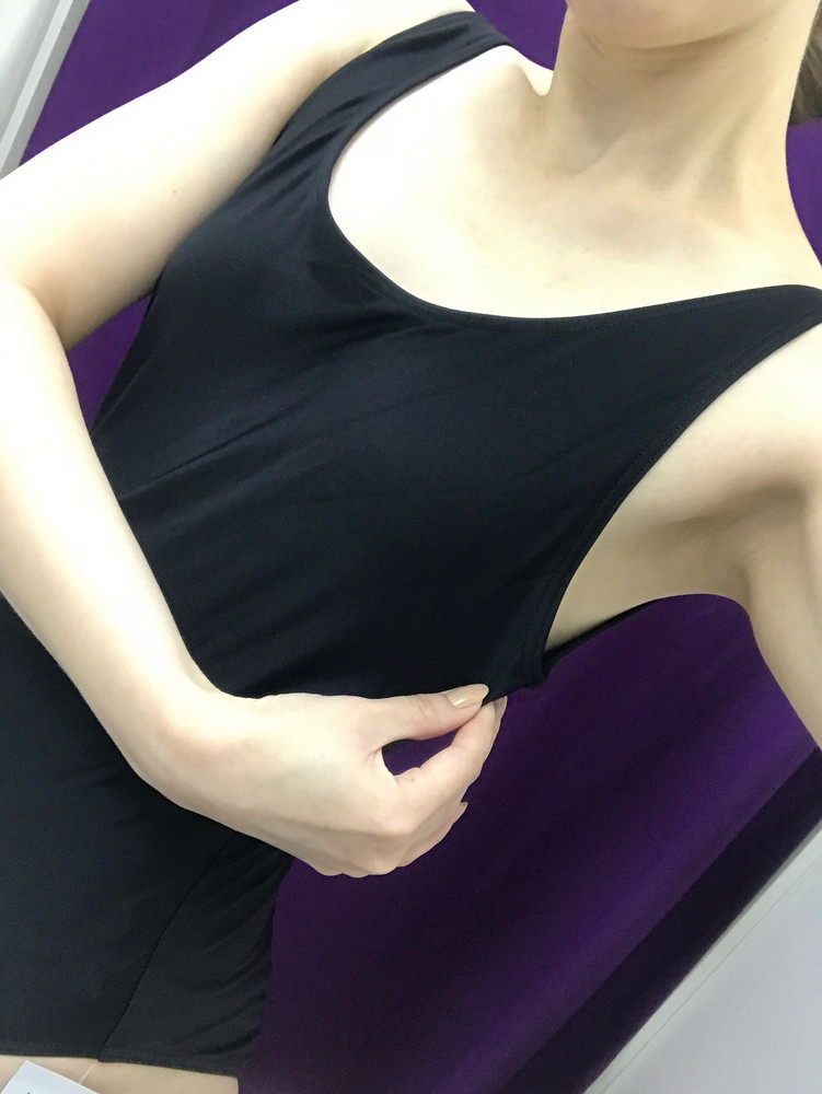 Сам купальник хороший, но низ сел хорошо, а верх топорщится, возможно, из-за того, что груди нет 😅