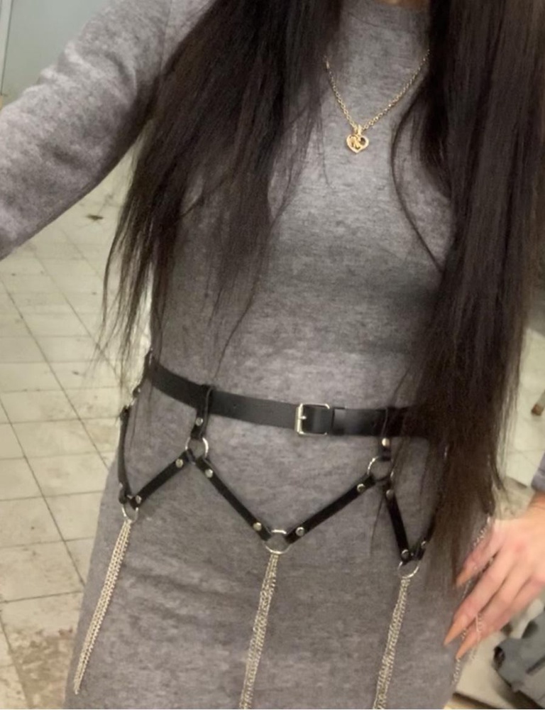 Шикарная! Украшение оригинальное, качественное. Спасибо, сделало из моего скучного платья прикольную вещицу) С ботфортами👍🏻