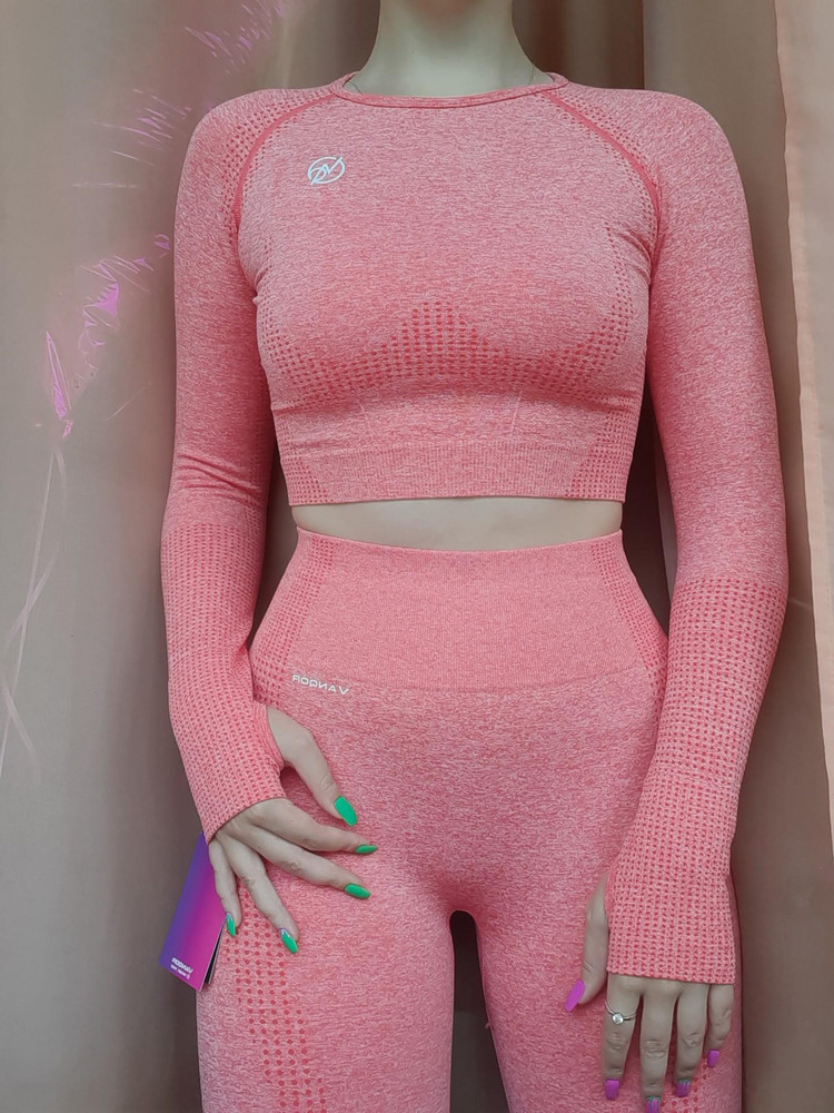 Шикарный костюм.Очень приятный материал,тянется,не просвечивает. Цвет насыщенный, соответствует фото
На параметры 88 62 102 взяла М и все село отлично