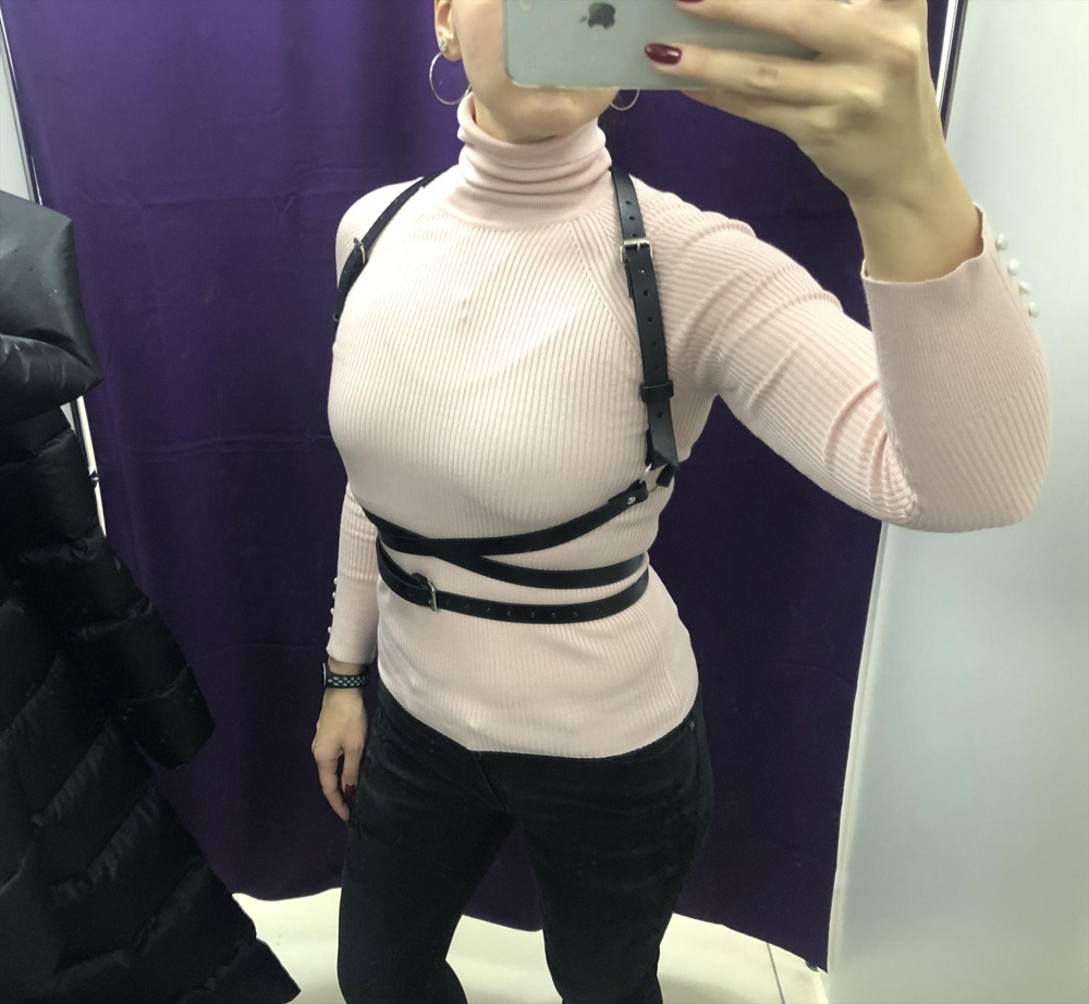 Очень эффектная портупея! Смотрится просто бомбически. Согласна с комментарием про то что такую вещь нужно уметь носить и сочетать грамотно. Качество очень достойное, заказывать лучше два смежных размера. На мой 46р. мне больше подошёл 48-50. Застежки оказались ровно по середине, объёма хватило как раз. Очень довольна))))