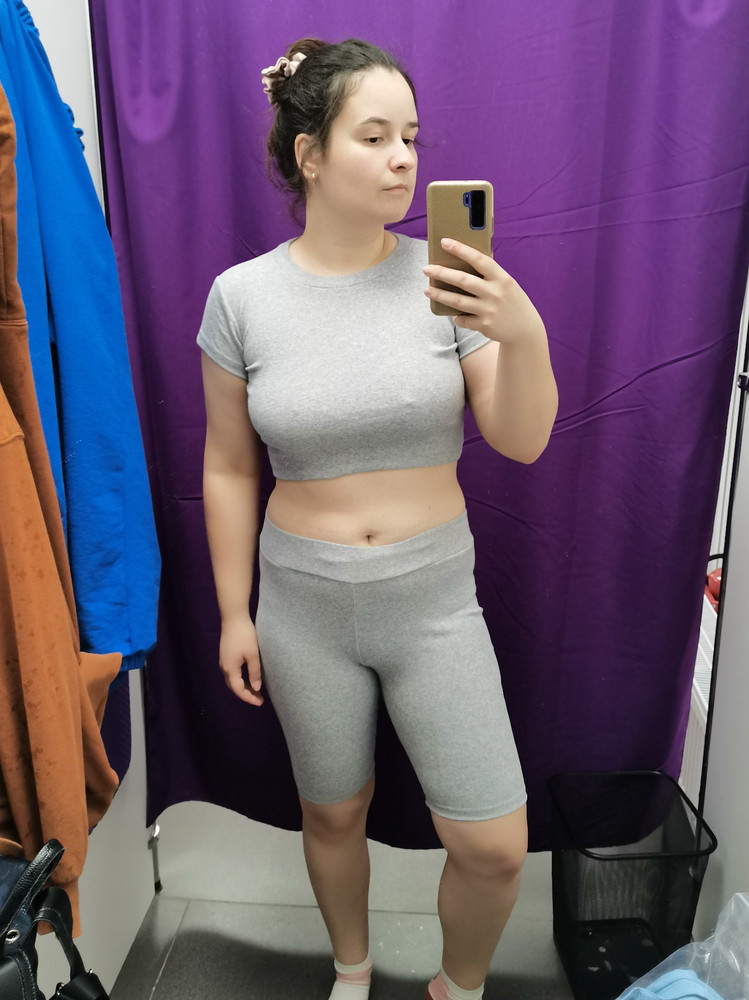 Село классно из всех костюмов выбрала его, но отказ. Так как торчат нитки и грязные полоски были