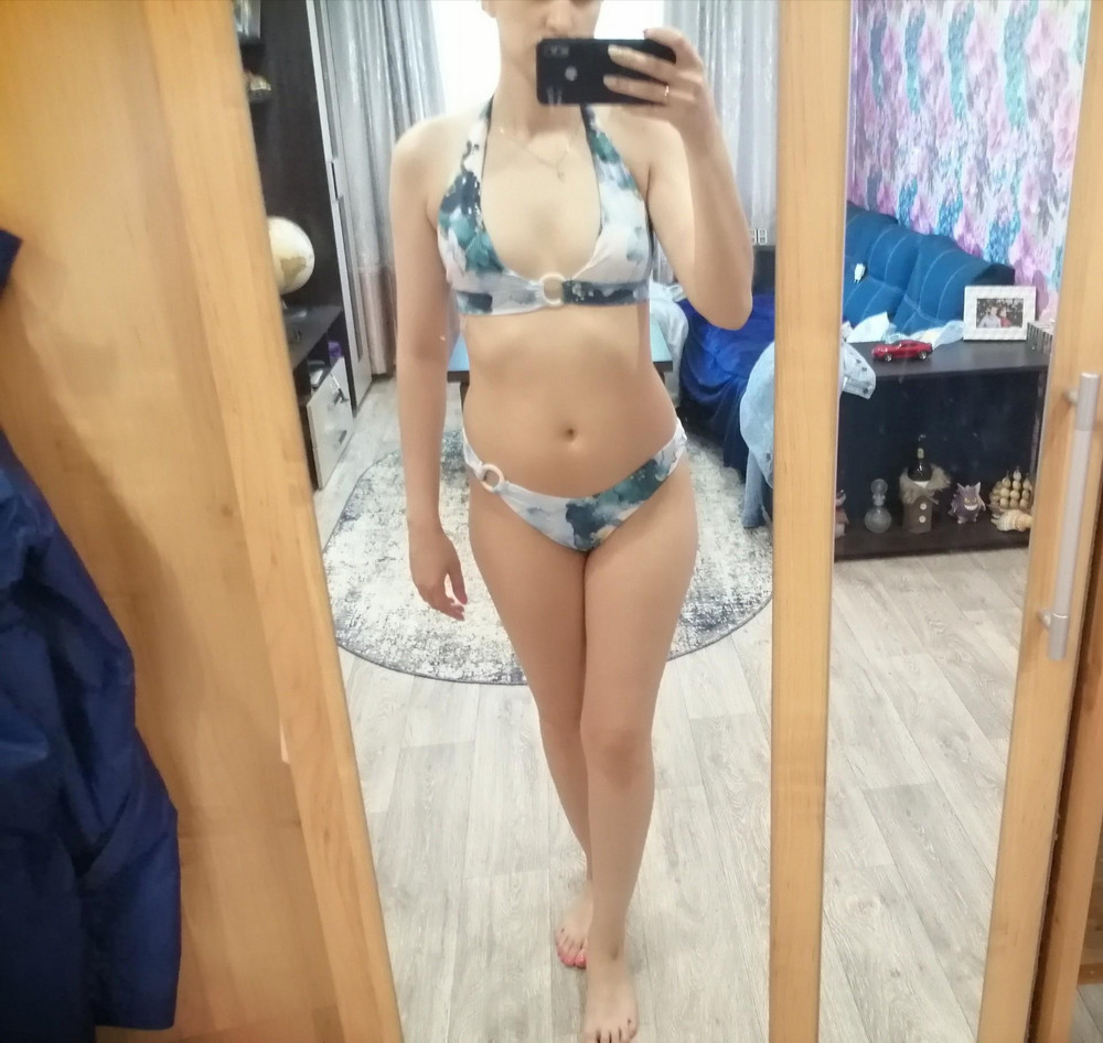 Мне подошёл, хотя я думала, что лиф на большую грудь. Трусики тоже сидят хорошо, цвет понравился. Подчёркивает грудь, она смотрится красиво. На небольшую грудь самое то.