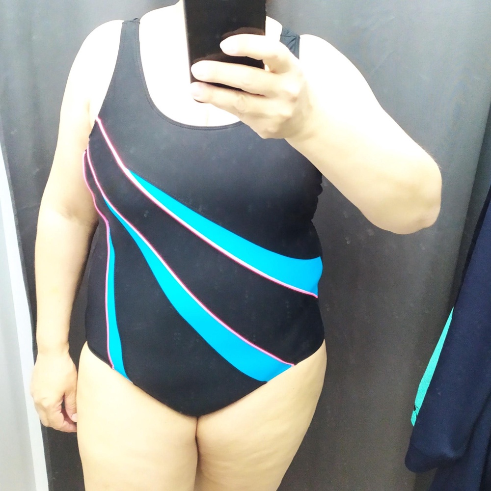 Ношу размер 54-56, ОГ 113, ОБ 120, сидит плотно, но без дискомфорта, в воде ещё потянется, уже был купальник этой фирмы, качество устраивает, примеряла другую модель 56 размера - показался великоват, но там лямки на спине по другому сшиты, в этой модели грудь лучше зафиксирована, мне нравится, только имейте ввиду, из-за того, как сшиты лямки, будет неудобно одевать и наверно модель не для большой груди