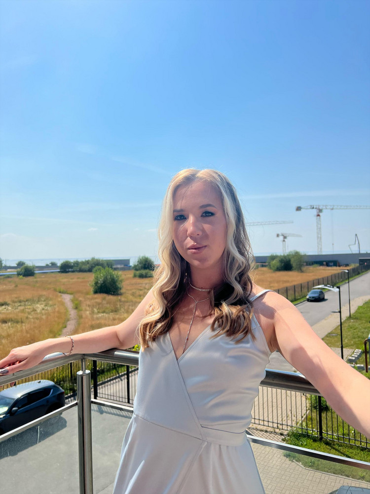 Чокер выглядит очень дорого. Пришёл в красивом мешочке. Ходила с ним весь день на свадьбе, но у меня пошла аллергия на металл и в конце вечера чокер окрасил кожу и было ощущение, что у меня синяки на шее ) на один раз можно надеть) 