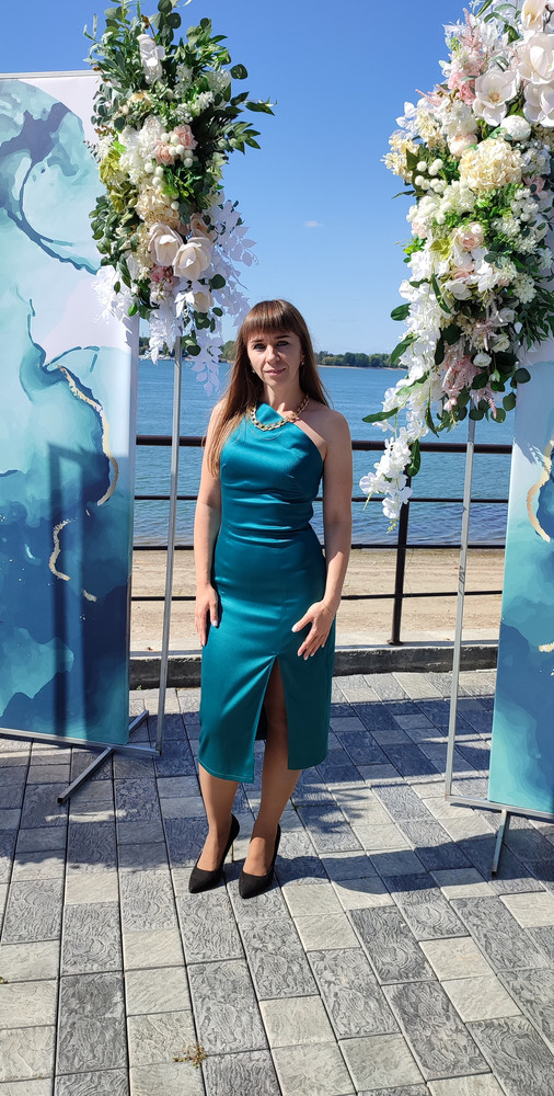 Платье очень эффектное. Пошив хороший, я заказала три платья (изумрудное S, XS) и жемчужное S. Как то писали в отзывах, что бывает путаница в бирках. У меня это и произошло, я оставила изумрудное S, но оно по факту на XS. Село просто отлично. Мои параметры 82-67-95. Что не подошло, оформила возврат, деньги вернули моментально. Спасибо за такое шикарное платье.