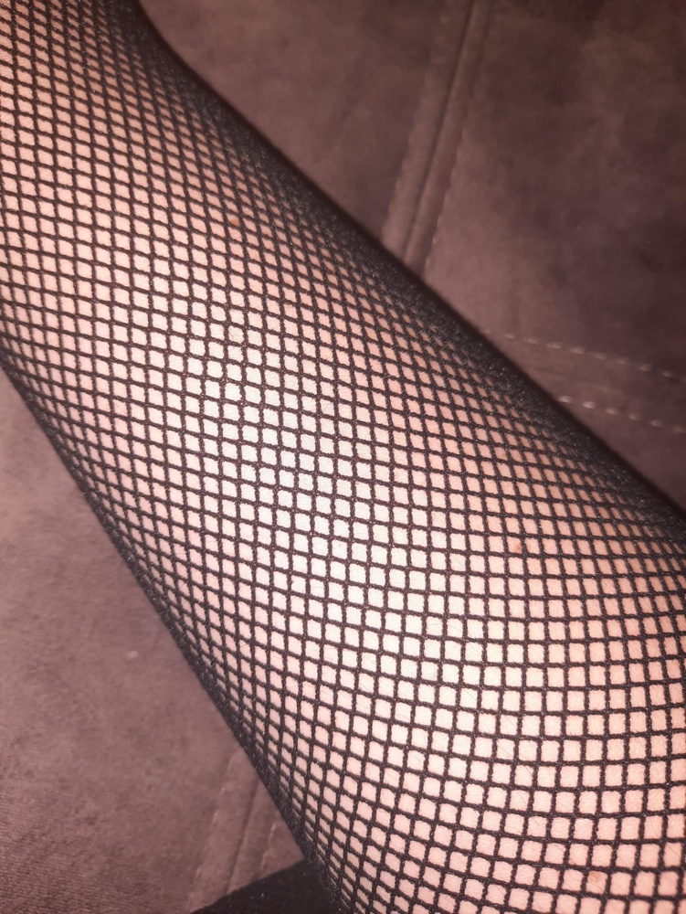 Читаю отзывы и как будто всем приходят разные колготки разного размера при одной и той же маркировке.


По качесиву - хорошие. Для "сеточки" очень даже (за свою цену в ~250р)

А вот размер(1/2) рассмешил. На спортивную девочку 10 лет рост 147-148см вес 35-37кг колготки вот только-только. Еле натянули (хотя я люблю чтобы колготки прям плотно сидели и ребёнка к тому же приучаю), но даже для нас это прям на грани. 
Ни на какой рост (по таблице до 170см, (да даже до 160) даже если вес 40кг наш экземпляр натянуть не получилось бы.

Нужны на 1 раз под определённый образ. Сойдёт, конечно.
Но на взрослую, пусть даже очень  миниатюрную, женщину их не натянуть.(у ребенка то и ножки тонкие и попы ещё нет)

У колготок понравилась ластовица, визуально добротно сделано, а не просто переплетение нитей, которое того и гляди ращойдется, как у более дешёвых колготок-сеток.
Носочки уплотнен, что плюс, не порвется. Но для открытой обуви уже не пойдёт.