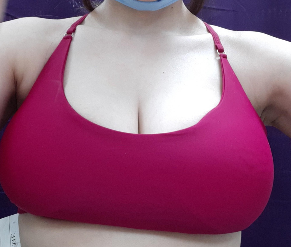 Не плохой купальник. У меня грудь 4 размера,вроде более менее собрал её,но все поддержки показалось маловато. На фото видно что загибается под грудью . Наклонялась, руки поднимала вроде грудь вся на месте. Не взяла, думаю пока. Размер L,объем груди 95. Соответствует размеру, м была была мала. Цвет красивый насыщенный.