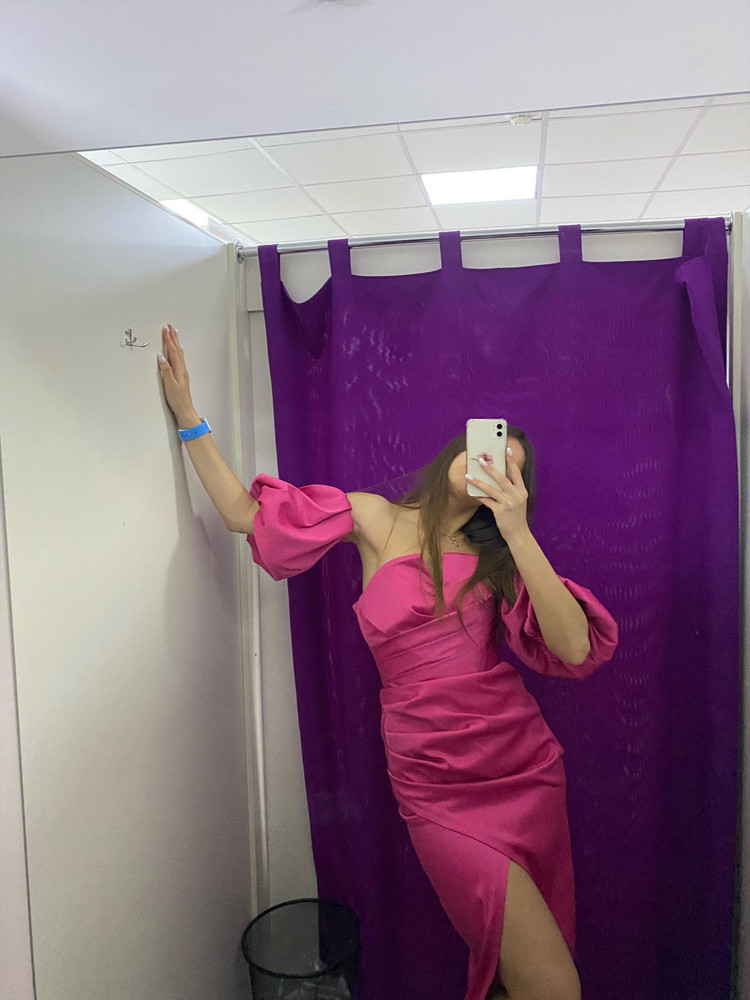 Прекрасное платье, на грудь 90 берите S размер. В бёдрах сел хорошо 102 см, прям облегает 