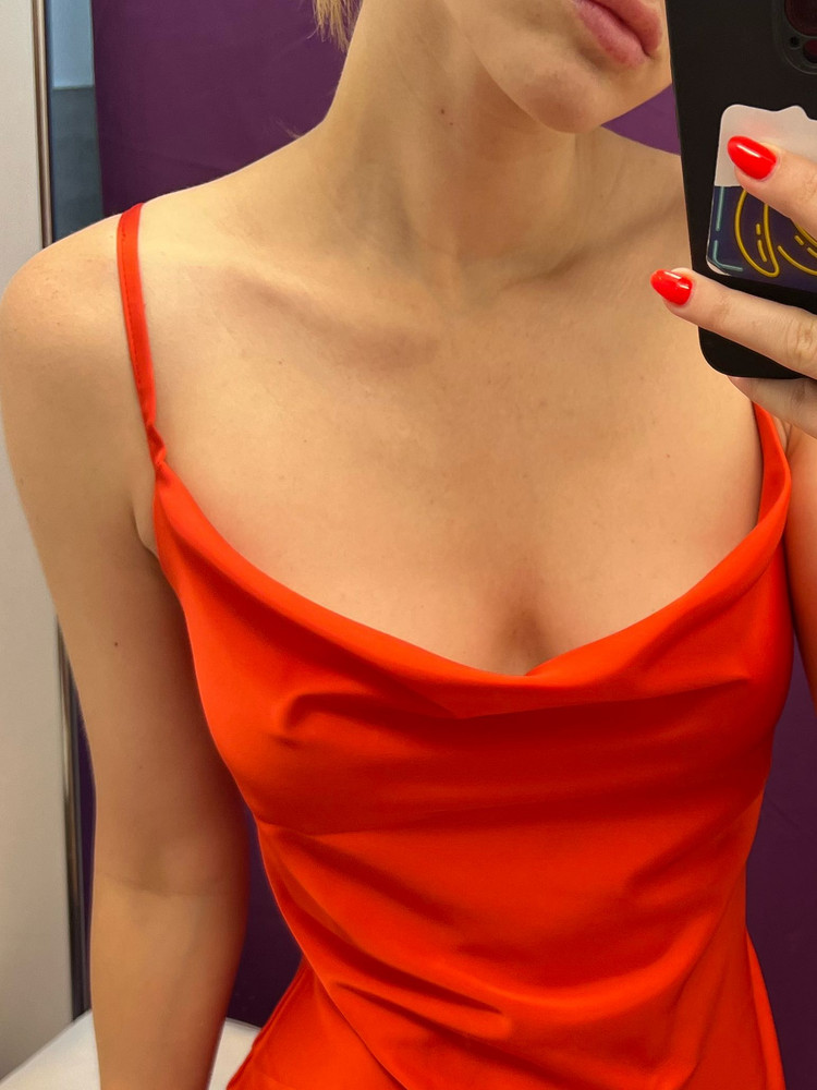 Платье неплохое, но лямки неправильно втачаны. 